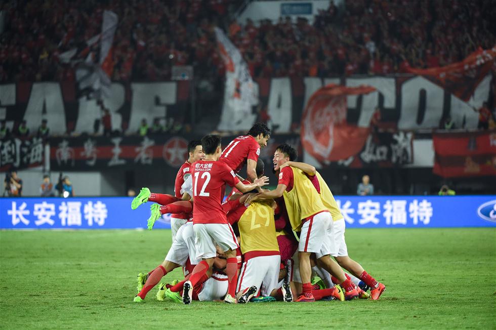 足球报：浙江队花4亿是谣言；韦世豪、李磊先后来做康复（足球报：浙江队花4亿属谣传，韦世豪、李磊相继进行康复）